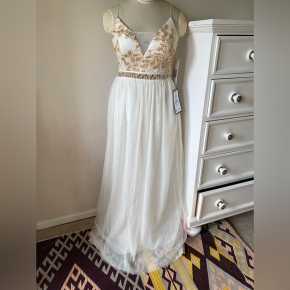 Emerald Sundae Womens White Sequined Sheer Floral Formal Dress - Picture 7 of 16